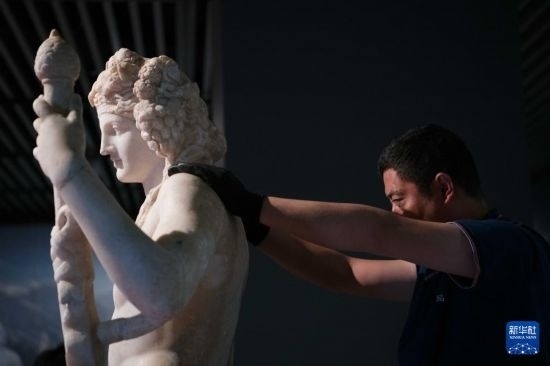 7月2日，工作人員將開(kāi)箱后的古希臘文物放置在展臺(tái)上。新華社記者 張端 攝