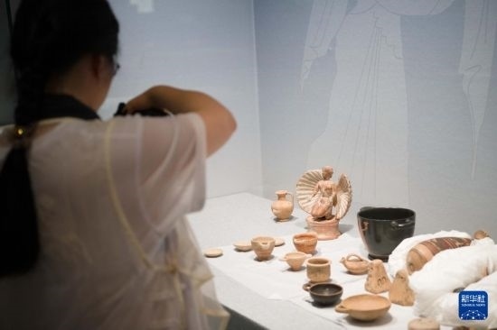 7月2日，開(kāi)箱后的古希臘文物被工作人員移入展柜。新華社記者 張端 攝