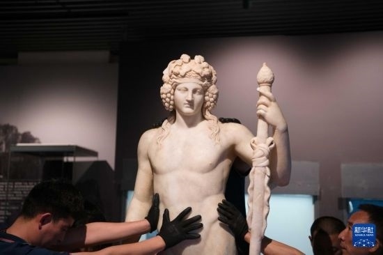 7月2日，工作人員將開(kāi)箱后的古希臘文物放置在展臺(tái)上。新華社記者 張端 攝