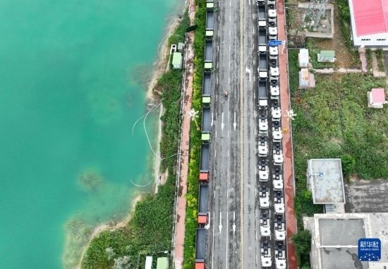 7月2日，車輛在巴克圖口岸有序出境（無人機照片）。新華社發(fā)（馬丁 攝）