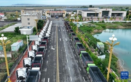 7月2日，車輛在巴克圖口岸有序出境（無人機照片）。新華社發(fā)（馬丁 攝）