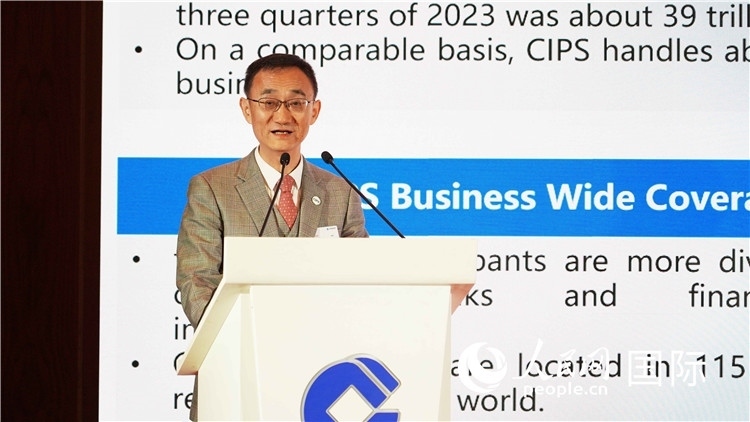 跨境銀行間支付清算有限責(zé)任公司總裁許再越發(fā)言。 人民網(wǎng) 張茜 攝