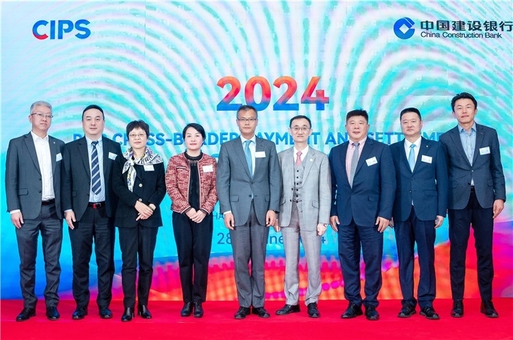 鄭冰開公使與CIPS公司、建行總行以及在南中資銀行合影、留念。（中國建設(shè)銀行約翰內(nèi)斯堡分行供圖）