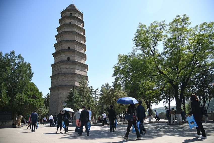 圖為2024年5月7日，游客在延安寶塔山參觀。 新華社記者 張博文 攝