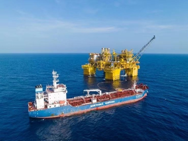 “深海一號(hào)”正在開展凝析油外輸作業(yè)。徐海舟攝