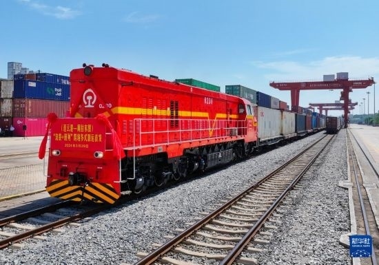 5月29日，在中哈連云港物流合作基地，首列連云港-阿拉木圖“滾裝+班列”跨境多式聯(lián)運(yùn)專列整裝待發(fā)（無人機(jī)照片）。新華社發(fā)（王健民 攝）