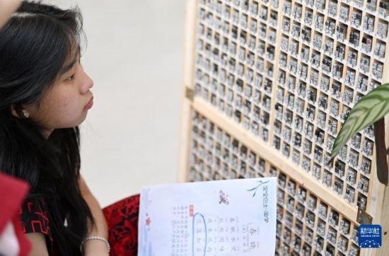 7月3日，外國學(xué)生在了解中國的活字印刷。新華社記者 李然 攝