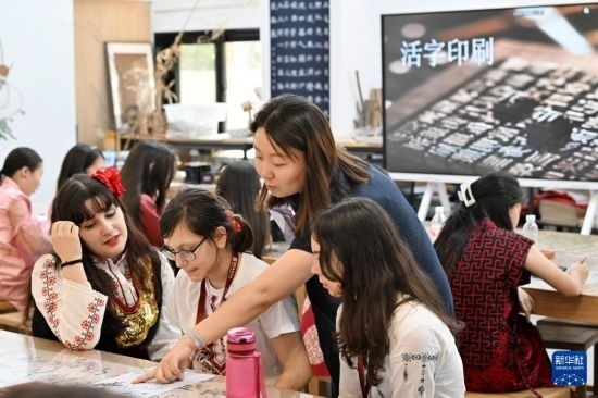 7月3日，外國學(xué)生在了解中國文化。新華社記者 李然 攝