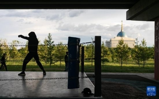 7月2日，在哈薩克斯坦首都阿斯塔納，一名男子在橋下運動場練習拳擊。新華社記者 白雪騏 攝