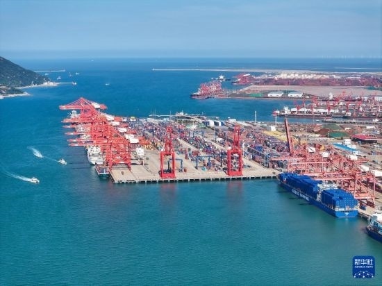 6月26日，貨輪停靠在連云港港集裝箱碼頭（無人機(jī)照片）。新華社記者 季春鵬 攝