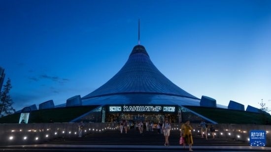 這是7月1日在哈薩克斯坦首都阿斯塔納拍攝的“可汗之帳”購(gòu)物中心。新華社記者 王建華 攝