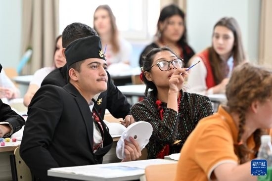 7月3日，外國學(xué)生在學(xué)習(xí)中國文化。新華社記者 李然 攝