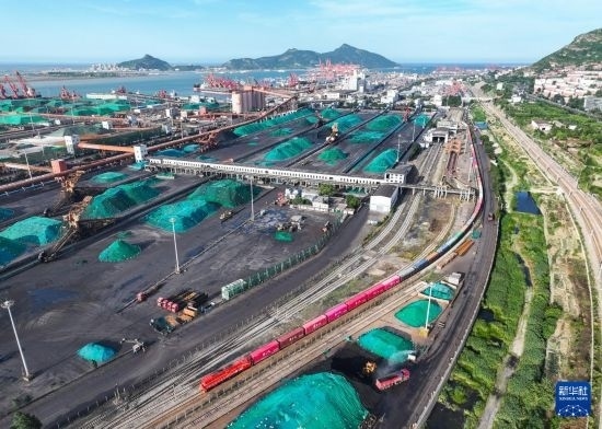 6月26日，“韓國-連云港-中亞”國際多式聯(lián)運(yùn)班列從中哈連云港物流合作基地出發(fā)，駛往哈薩克斯坦、烏茲別克斯坦（無人機(jī)照片）。班列運(yùn)載的55個(gè)大柜此前于6月13日從韓國境內(nèi)發(fā)出，經(jīng)釜山港海運(yùn)抵達(dá)連云港后轉(zhuǎn)由鐵路運(yùn)輸。新華社記者 季春鵬 攝