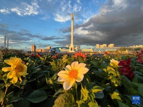 這是7月2日拍攝的哈薩克斯坦首都阿斯塔納獨立廣場。新華社記者 岳月偉 攝