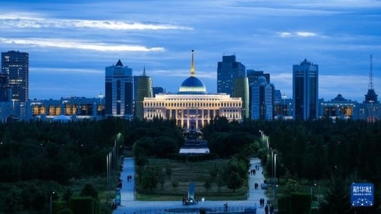 這是7月2日在哈薩克斯坦首都阿斯塔納拍攝的總統(tǒng)府及城市建筑。新華社記者 王建華 攝