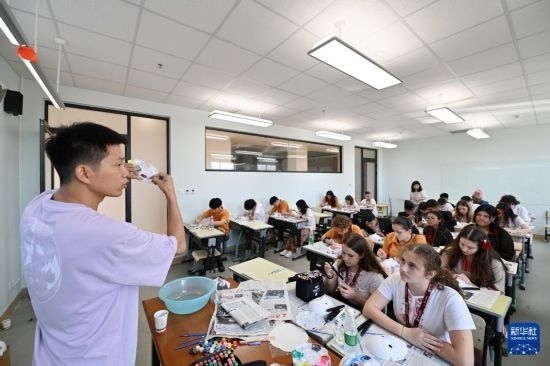 7月3日，外國學(xué)生在學(xué)習(xí)繪制京劇臉譜。新華社記者 李然 攝