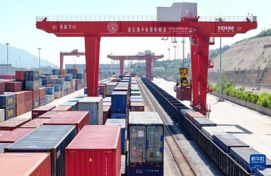 6月30日，在中哈連云港物流合作基地，大型機(jī)械在吊裝集裝箱（無人機(jī)照片）。新華社發(fā)（王健民 攝）