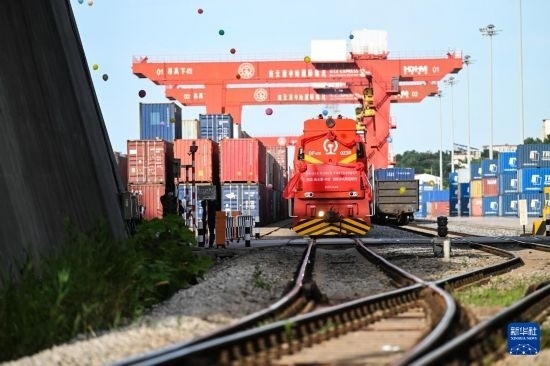 6月26日，“韓國-連云港-中亞”國際多式聯(lián)運(yùn)班列從中哈連云港物流合作基地出發(fā)，駛往哈薩克斯坦、烏茲別克斯坦。班列運(yùn)載的55個(gè)大柜此前于6月13日從韓國境內(nèi)發(fā)出，經(jīng)釜山港海運(yùn)抵達(dá)連云港后轉(zhuǎn)由鐵路運(yùn)輸。新華社記者 季春鵬 攝