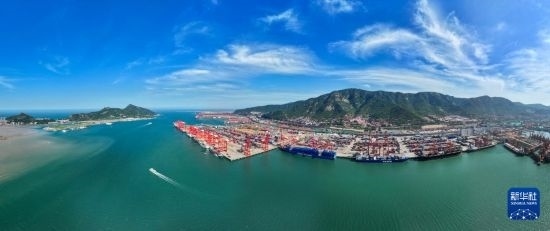 6月26日，貨輪停靠在連云港港集裝箱碼頭（無人機(jī)照片）。新華社記者 季春鵬 攝