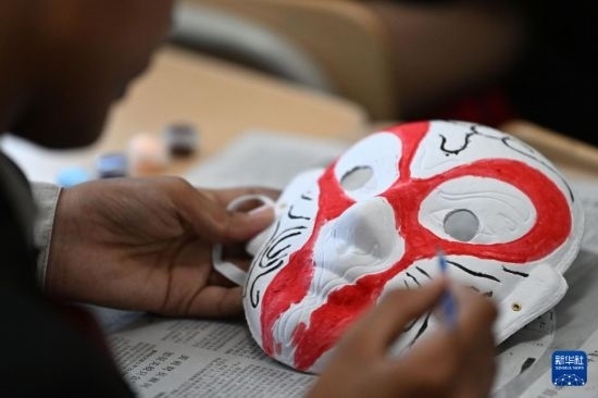 7月3日，外國學(xué)生在繪制京劇臉譜。新華社記者 李然 攝