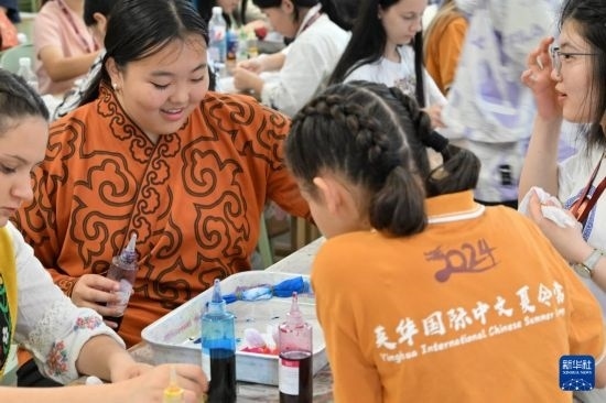 7月3日，外國學(xué)生在了解中國的染布技術(shù)。新華社記者 李然 攝