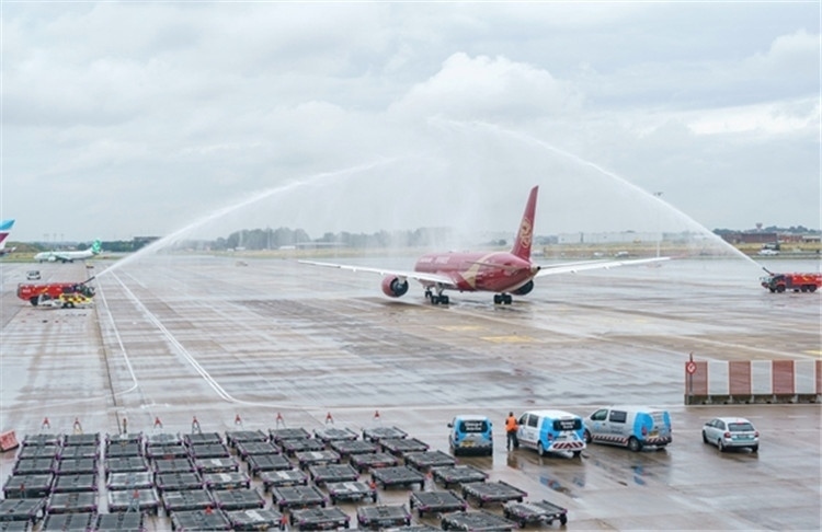 圖為布魯塞爾-上海返程航班出發(fā)前，布魯塞爾機(jī)場(chǎng)方面為返程航班舉行水門儀式。吉祥航空供圖
