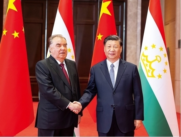 2023年5月，國家主席習(xí)近平在西安同來華出席中國—中亞峰會(huì)并進(jìn)行國事訪問的塔吉克斯坦總統(tǒng)拉赫蒙會(huì)談。新華社記者 丁海濤 攝