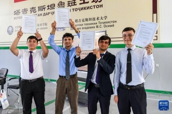 7月3日，在塔吉克斯坦首都杜尚別，魯班工坊赴華留學(xué)生展示錄取通知書(shū)。新華社記者 曹陽(yáng) 攝