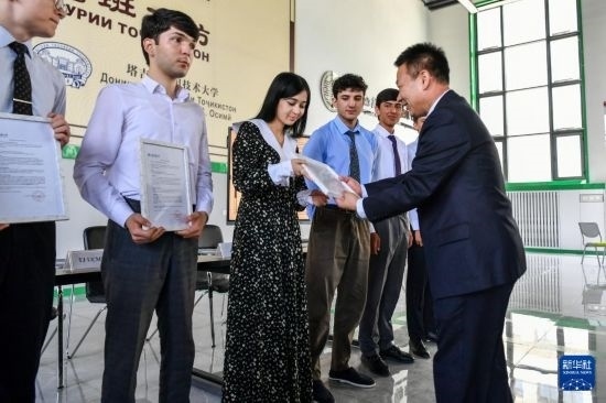 7月3日，在塔吉克斯坦首都杜尚別，天津城市建設(shè)管理職業(yè)技術(shù)學(xué)院的負(fù)責(zé)人為魯班工坊赴華留學(xué)生頒發(fā)錄取通知書(shū)。新華社記者 曹陽(yáng) 攝