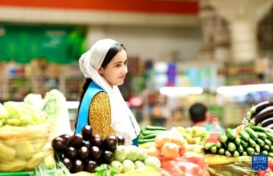 這是7月3日在塔吉克斯坦首都杜尚別大巴扎內(nèi)拍攝的營(yíng)業(yè)者。新華社記者 姚大偉 攝