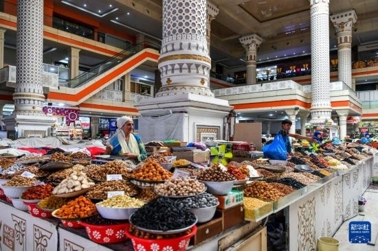 這是6月27日在塔吉克斯坦首都杜尚別拍攝的大巴扎內(nèi)景。新華社記者 曹陽 攝