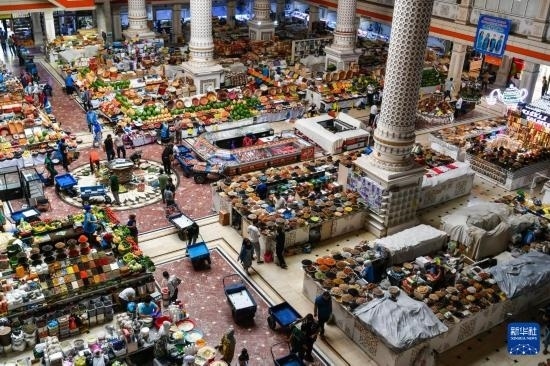 這是6月27日在塔吉克斯坦首都杜尚別拍攝的大巴扎內(nèi)景。新華社記者 曹陽 攝