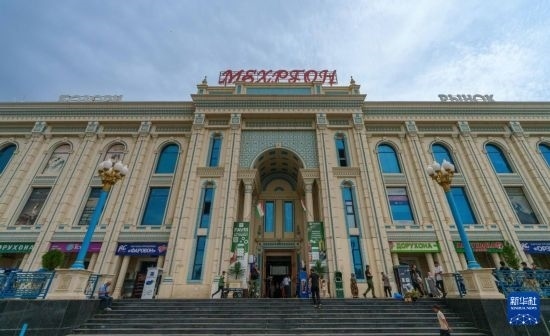 這是7月1日在塔吉克斯坦首都杜尚別拍攝的大巴扎外景。新華社記者 周荻瀟 攝