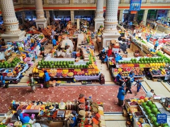 這是7月3日在塔吉克斯坦首都杜尚別拍攝的大巴扎內(nèi)景。新華社記者 燕雁 攝