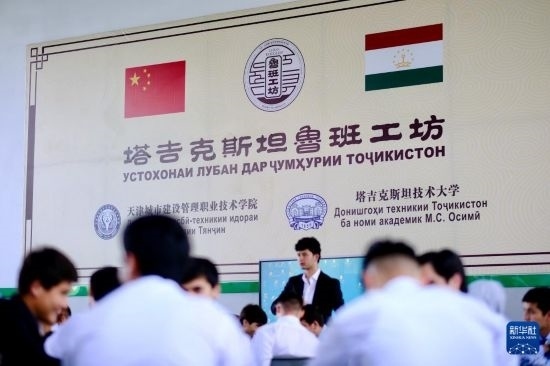 6月14日，學(xué)生們?cè)谒怂固故锥级派袆e的魯班工坊內(nèi)學(xué)習(xí)。新華社記者 鄭開(kāi)君 攝