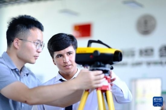 6月14日，在塔吉克斯坦首都杜尚別的魯班工坊，來(lái)自天津城市建設(shè)管理職業(yè)技術(shù)學(xué)院的老師（左）指導(dǎo)學(xué)生。新華社記者 鄭開(kāi)君 攝