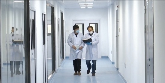 中國(guó)科學(xué)院贛江創(chuàng)新研究院科研人員在交流。（贛州市贛縣區(qū)融媒體中心供圖）