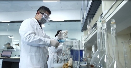 中國(guó)科學(xué)院贛江創(chuàng)新研究院科研人員在做實(shí)驗(yàn)。