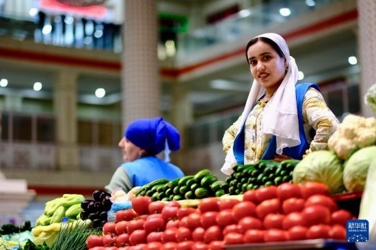這是6月13日在塔吉克斯坦首都杜尚別大巴扎內(nèi)拍攝的營(yíng)業(yè)者。新華社記者 鄭開君 攝
