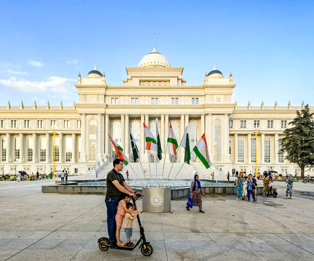 2024年7月1日，人們在塔吉克斯坦議會大樓前的廣場上休閑。