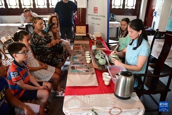 7月4日，在馬耳他桑塔露琪亞市的中國古典園林“靜園”，人們欣賞中國茶藝表演。新華社發(fā)（喬納森·博格 攝）