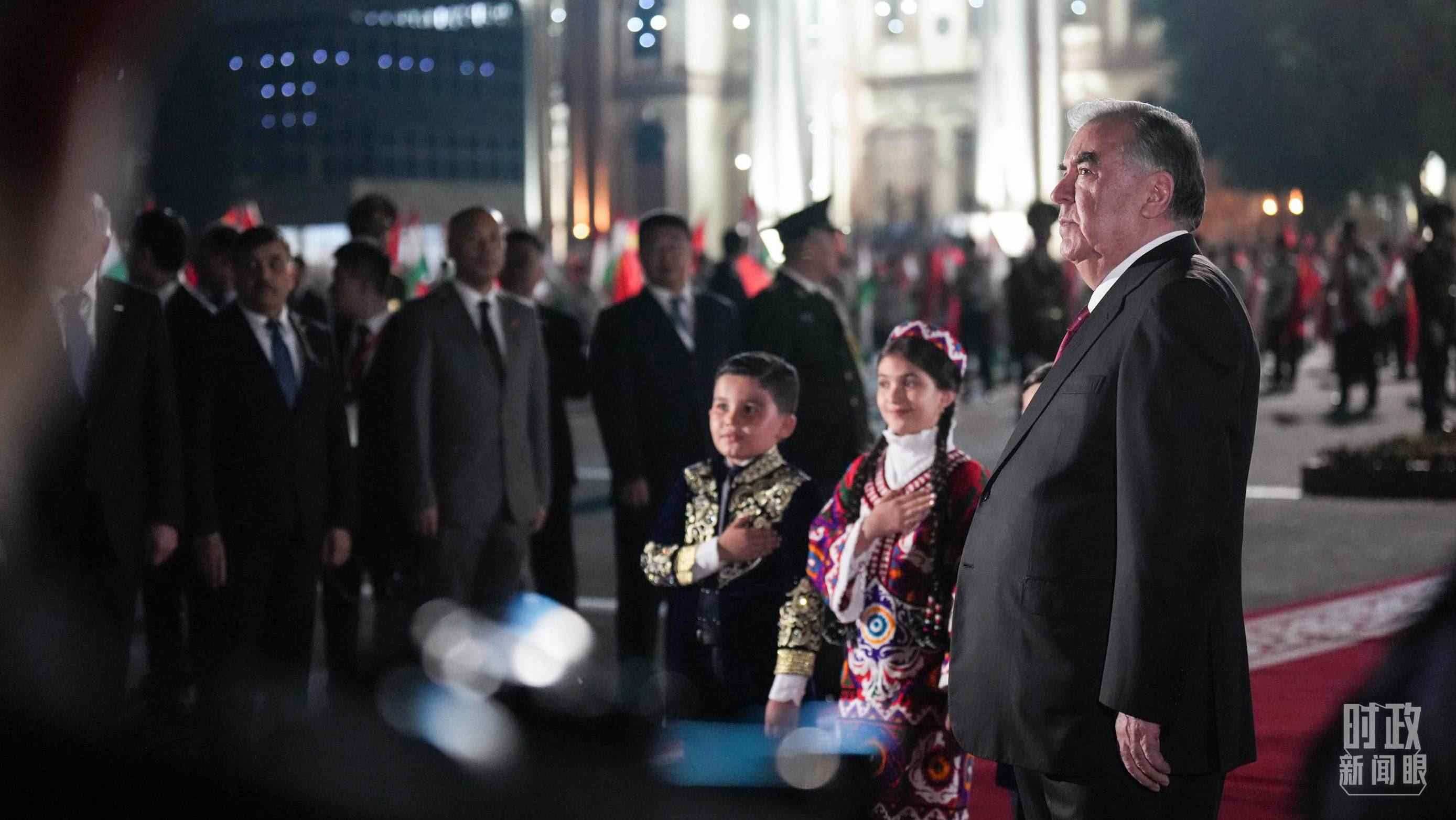 △拉赫蒙總統(tǒng)在機(jī)場迎接習(xí)主席。（總臺記者李晉拍攝）