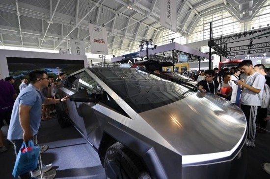 在天津舉行的2024世界智能產(chǎn)業(yè)博覽會上，觀眾在特斯拉展臺參觀（6月22日攝）。新華社記者 李然 攝
