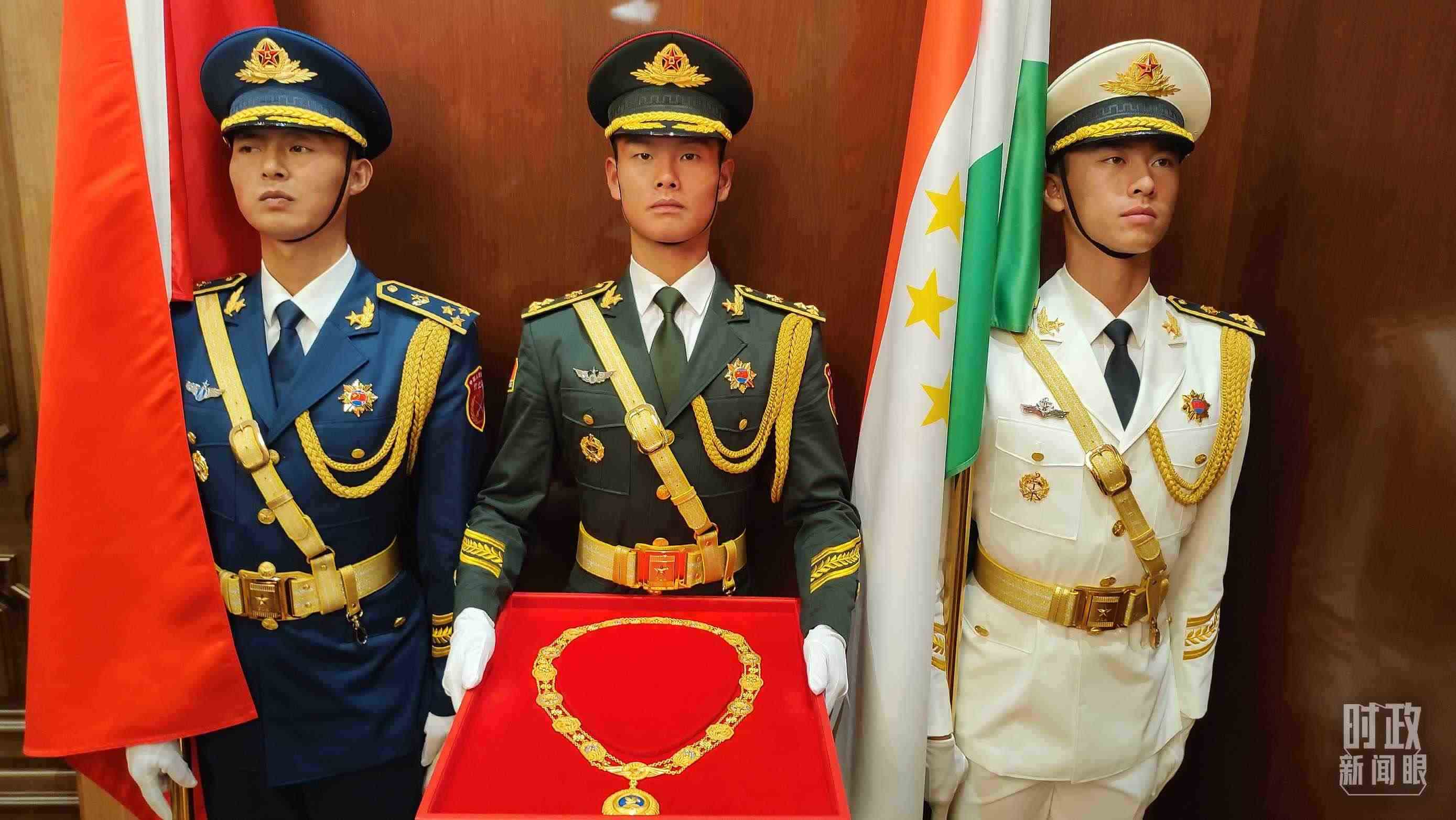 △中方儀仗兵護(hù)送“友誼勛章”入場。（總臺央視記者薛冠南拍攝）