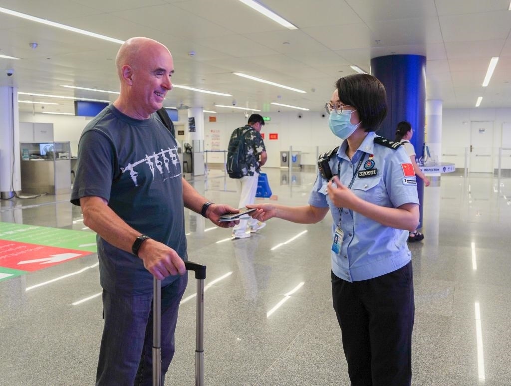  7月2日，南寧邊檢站移民管理警察引導(dǎo)外籍旅客有序通關(guān)。（南寧邊檢站供圖）