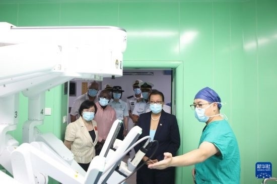 7月5日，塞舌爾衛(wèi)生部長維多在中國海軍“和平方舟”號醫(yī)院船上參觀。新華社發(fā)（劉志磊 攝）