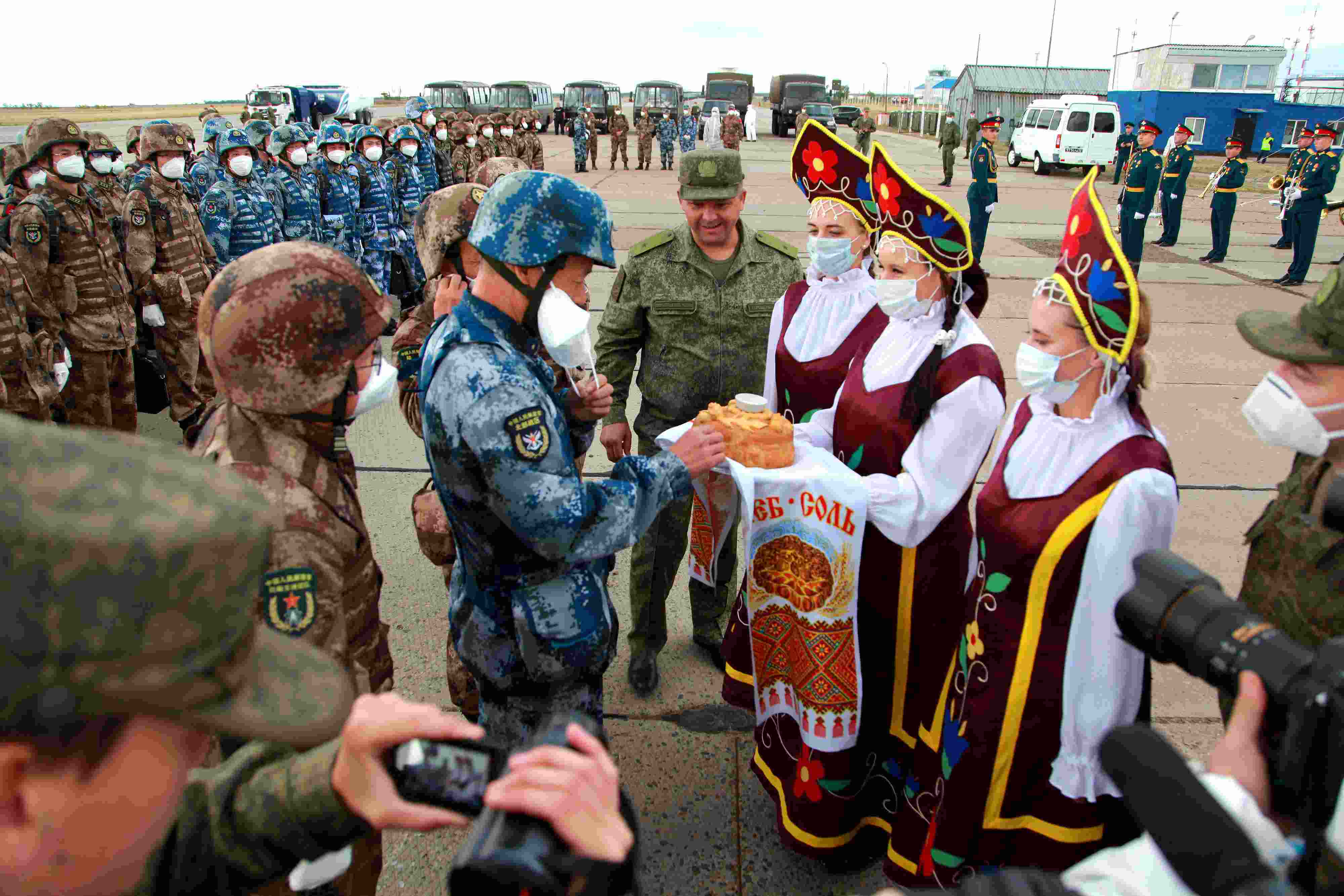 當(dāng)?shù)貢r間2021年9月10日，跨境參加“和平使命-2021”上海合作組織成員國聯(lián)合反恐軍演的中方部隊導(dǎo)演部抵達俄羅斯奧倫堡“東古茲”靶場演習(xí)地域。圖為俄方人員為中方人員舉行歡迎儀式。