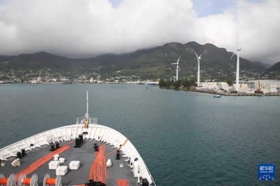 7月5日，中國海軍“和平方舟”號醫(yī)院船抵達(dá)塞舌爾維多利亞新港碼頭。新華社發(fā)（劉志磊 攝）