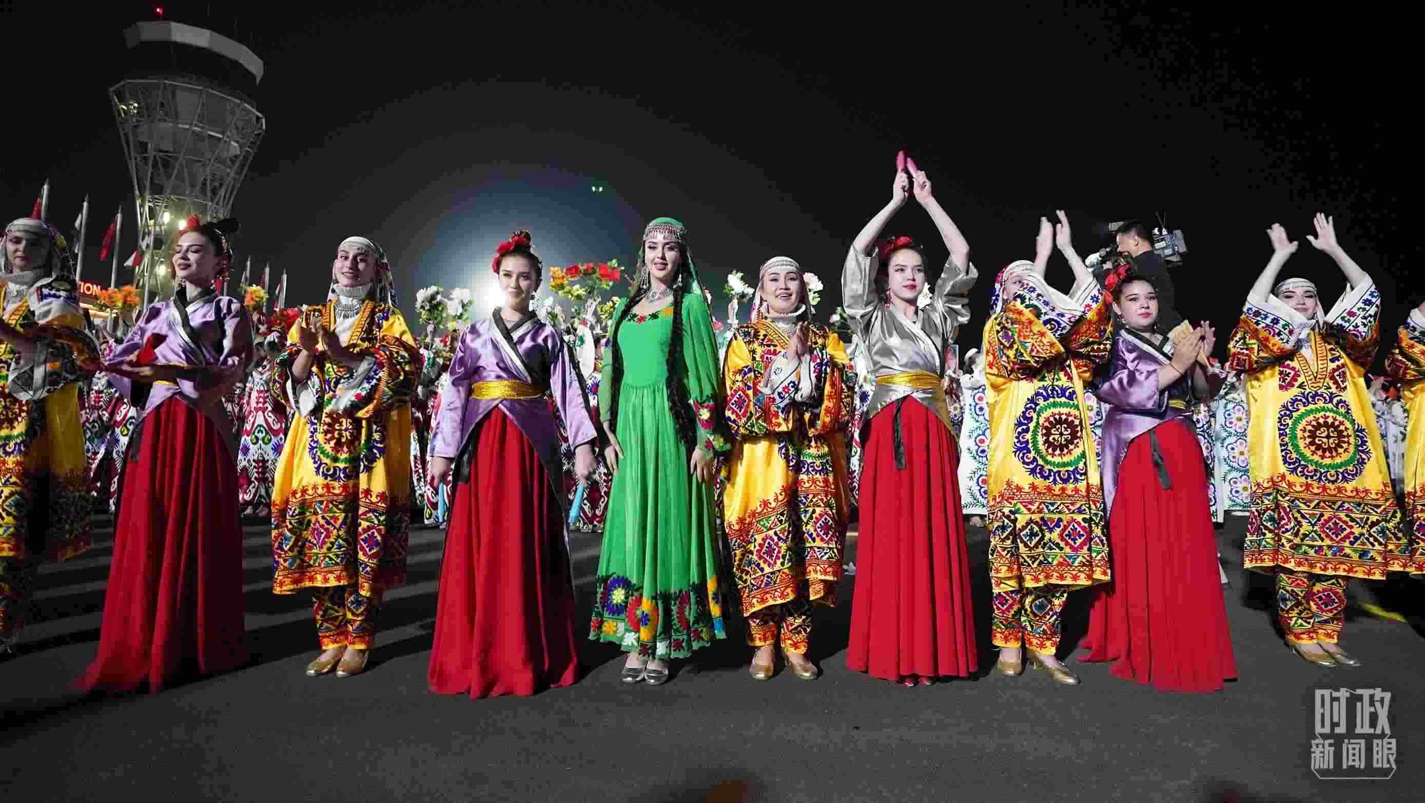 △迎賓儀式上身著民族盛裝的塔吉克斯坦青年。（總臺記者李晉拍攝）