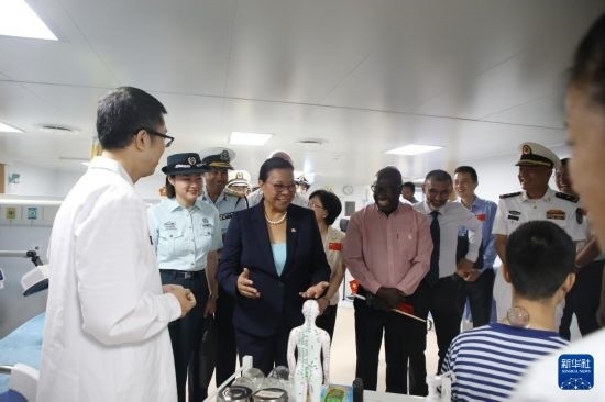 7月5日，塞舌爾衛(wèi)生部長維多在中國海軍“和平方舟”號醫(yī)院船上參觀中醫(yī)診室。新華社發(fā)（劉志磊 攝）